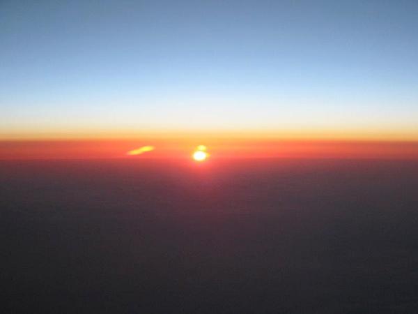飛行機から見る夜明け