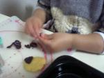 娘のクッキー作り　細かい作業