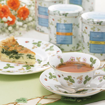 ウェッジウッド　ワイルドストロベリー　ピオニーカップ&ソーサーと紅茶　　洋食器の創美
