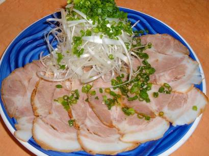 山口県田布施町「麺屋アジト」のおつまみネギ豚、皿ワンタン他